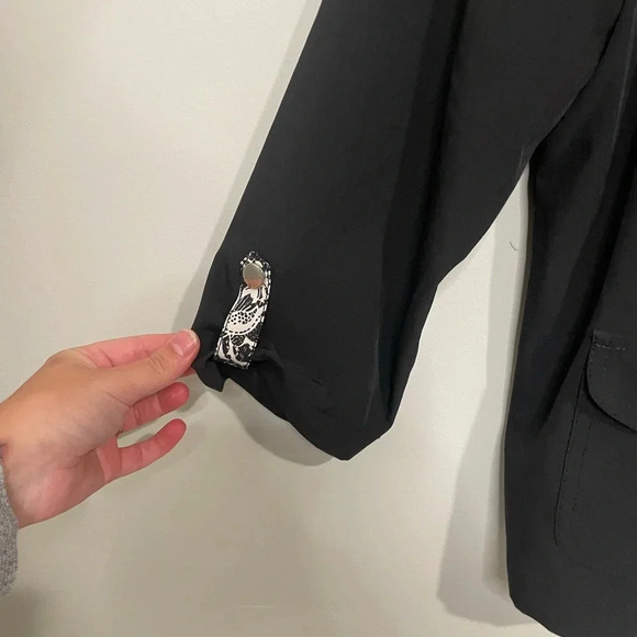 Zenergy by Chico’s Black Zipper Front Jacket with Contrast Floral Lining - Picture 4 of 9